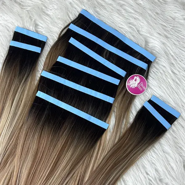 Detalhe de aplicação de mega hair na fita adesiva